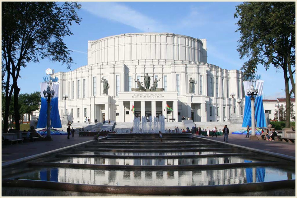 Театр Оперы и Балета рядом с Хостел Минск